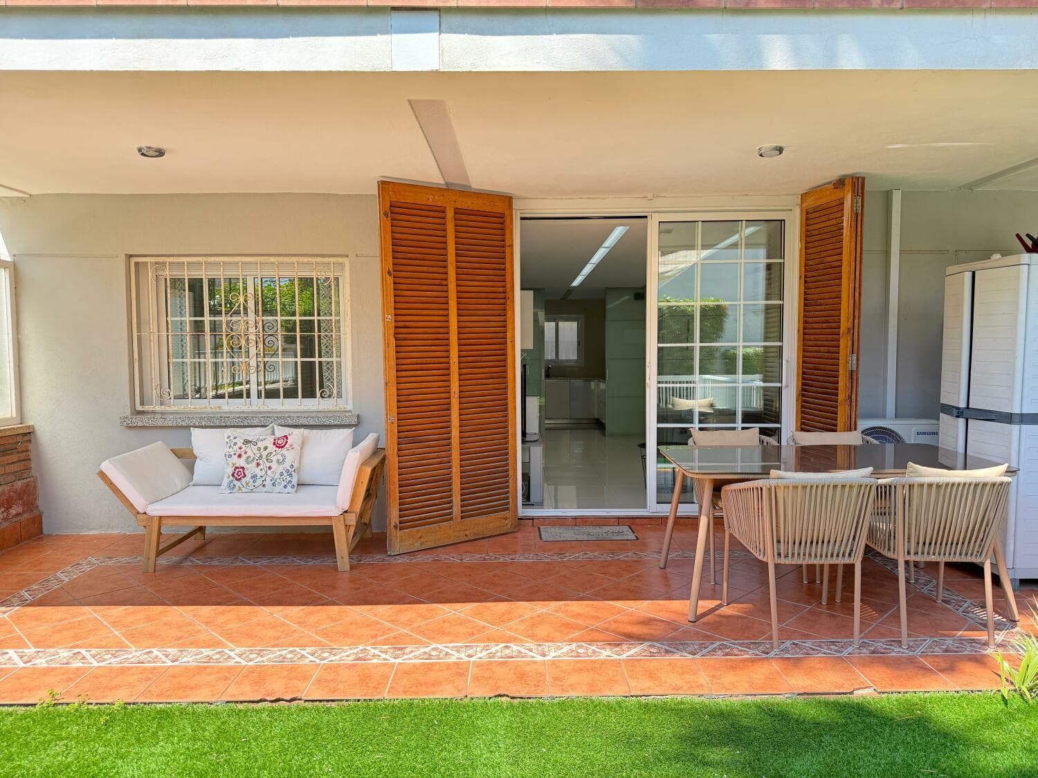 Moderno apartamento y piscina al lado de playa - foto 1