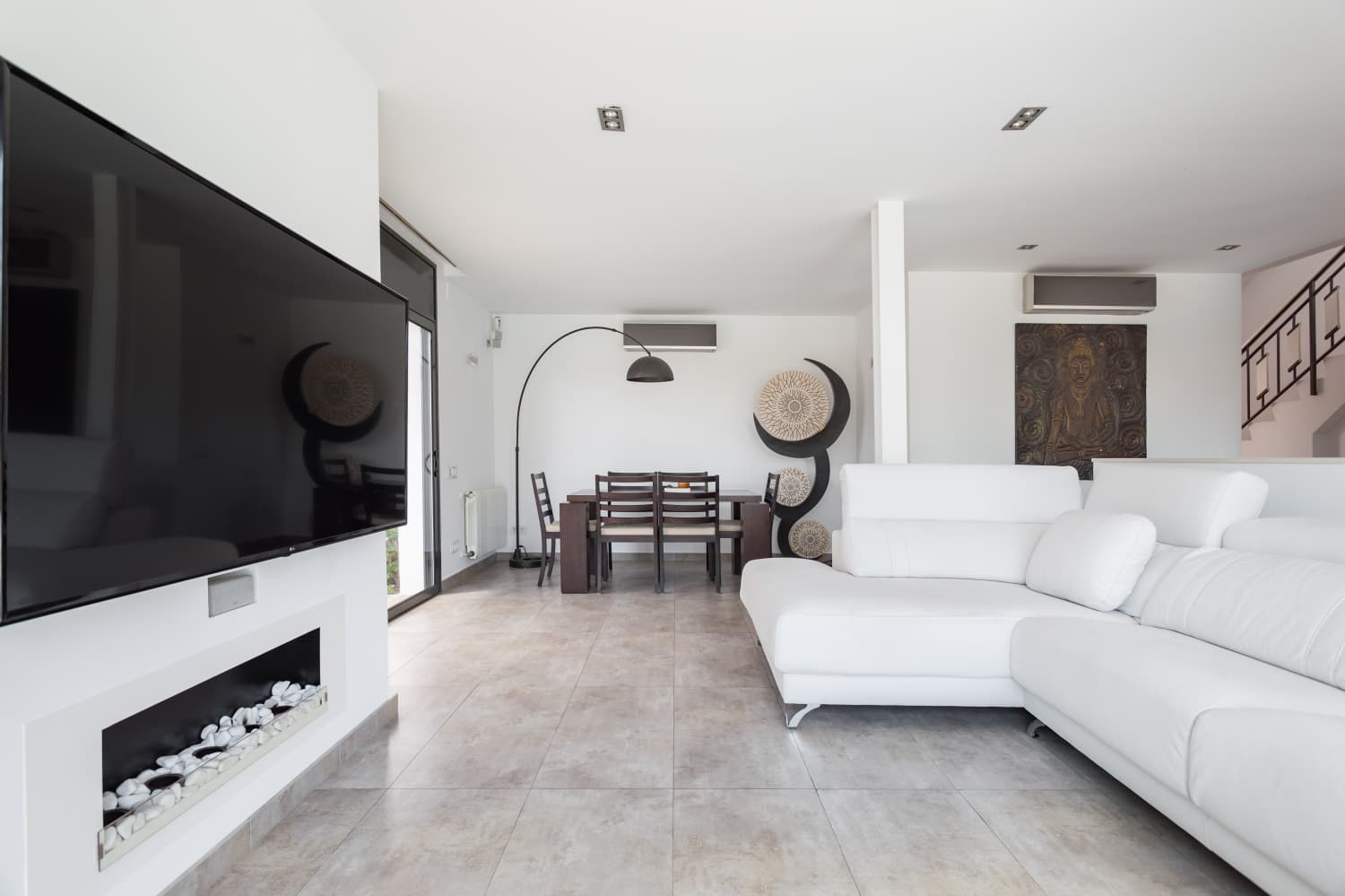 Moderna casa con piscina y gran jardín - foto 4